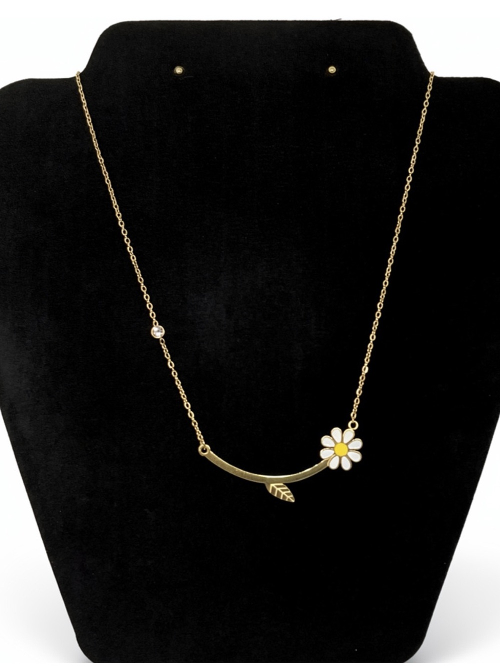 Gold Daisy Pendant Necklace - Women Jewelry